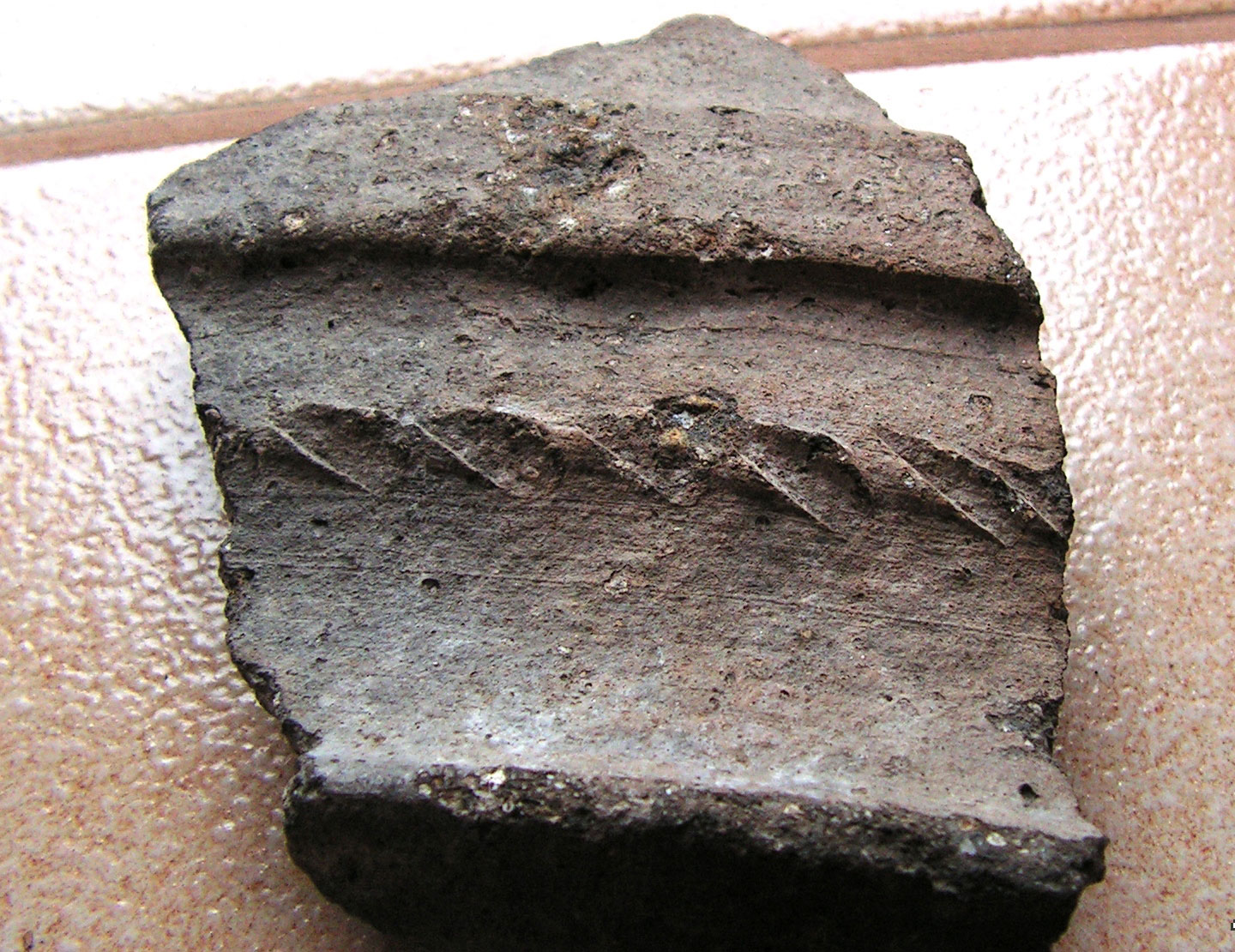Zlomek z nádoby pocházející z hradiště Svatý Ján v Netolicích
